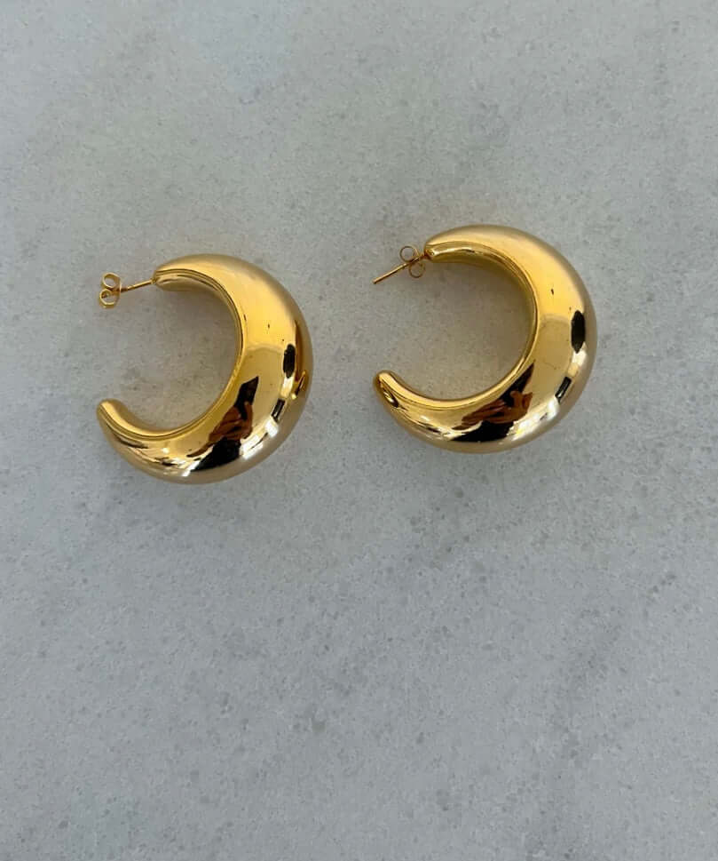 Lightweight 18k gold plated stainless steel Blake gold hoop earrings, water resistant with a lifetime warranty.