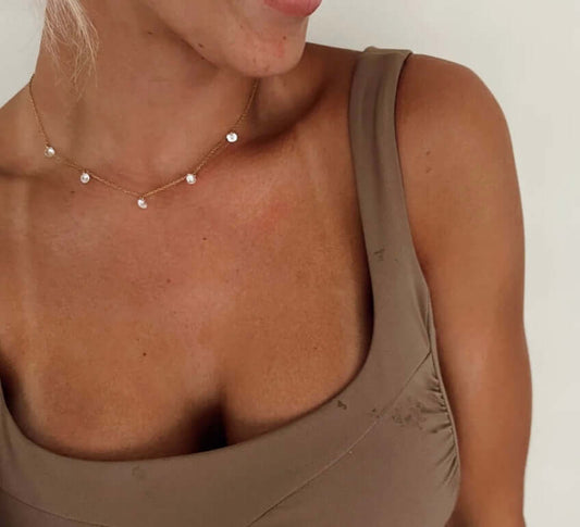 Adjustable 18k gold plated stainless steel necklace with sparkling stones, perfect summer accessory.